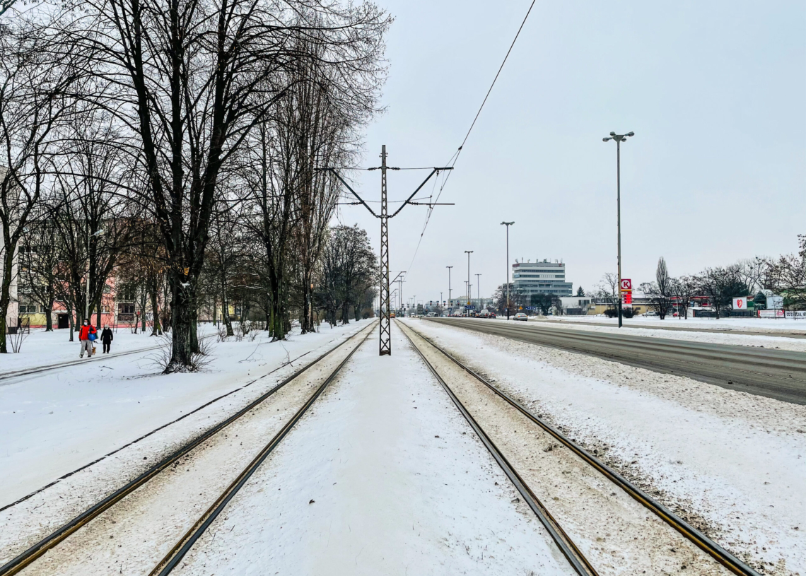 Tramwaje nie kursowały po Limanowskiego w stronę Żabieńca. Doszło do kolizji wagonu z osobówką przy Sierakowskiego