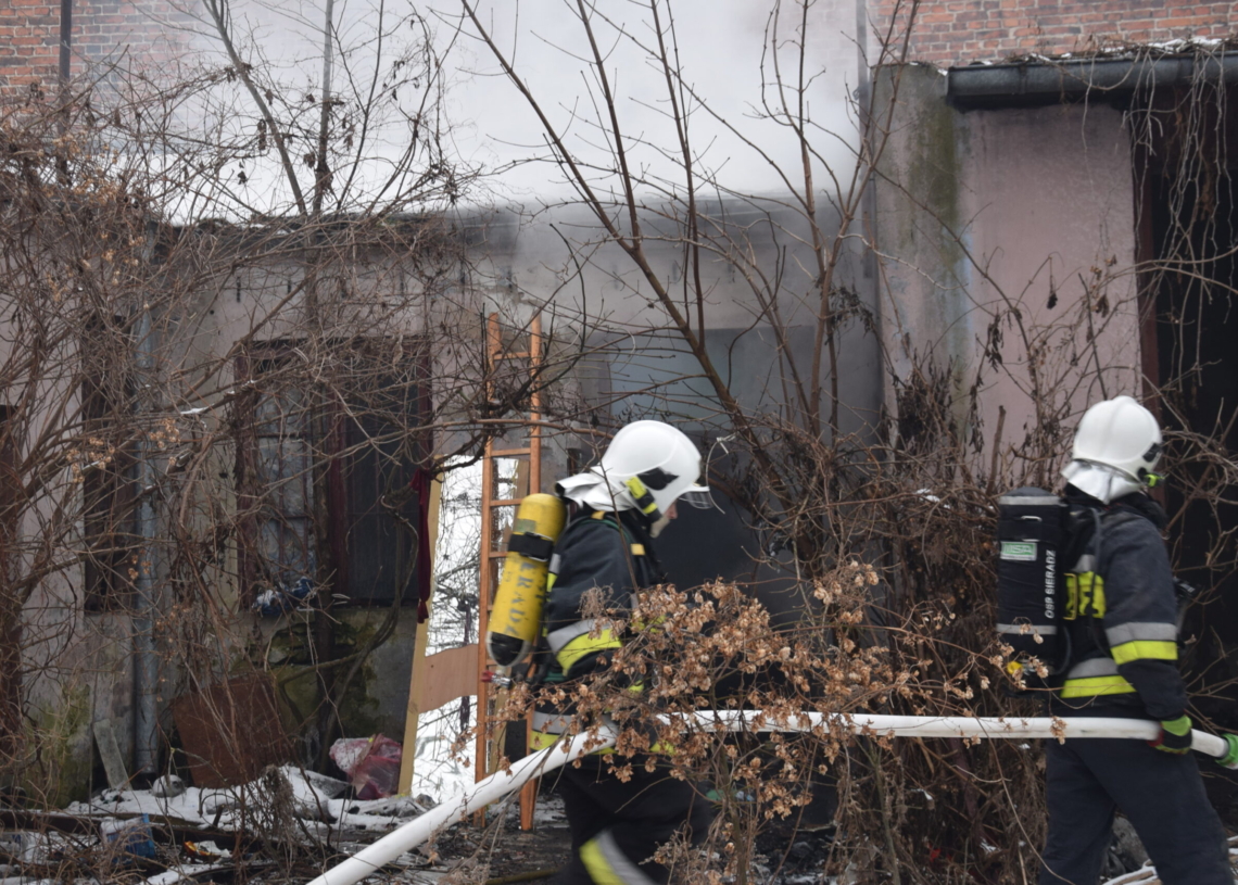 Pożar w centrum Sieradza. Ogień wybuchł w opuszczonych budynkach