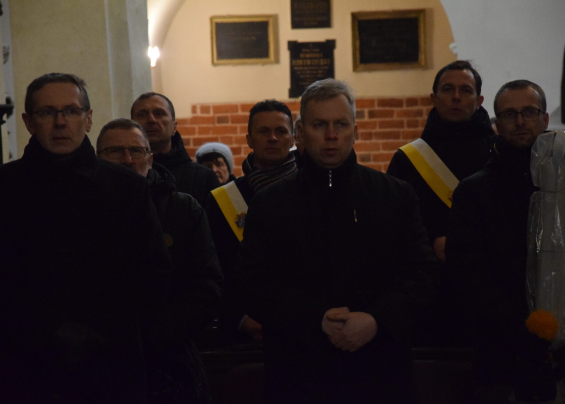 Męski Różaniec przeszedł ulicami Sieradza. Wzięło w nim udział 50 wiernych