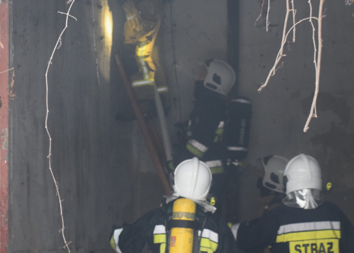 Pożar w centrum Sieradza. Ogień wybuchł w opuszczonych budynkach