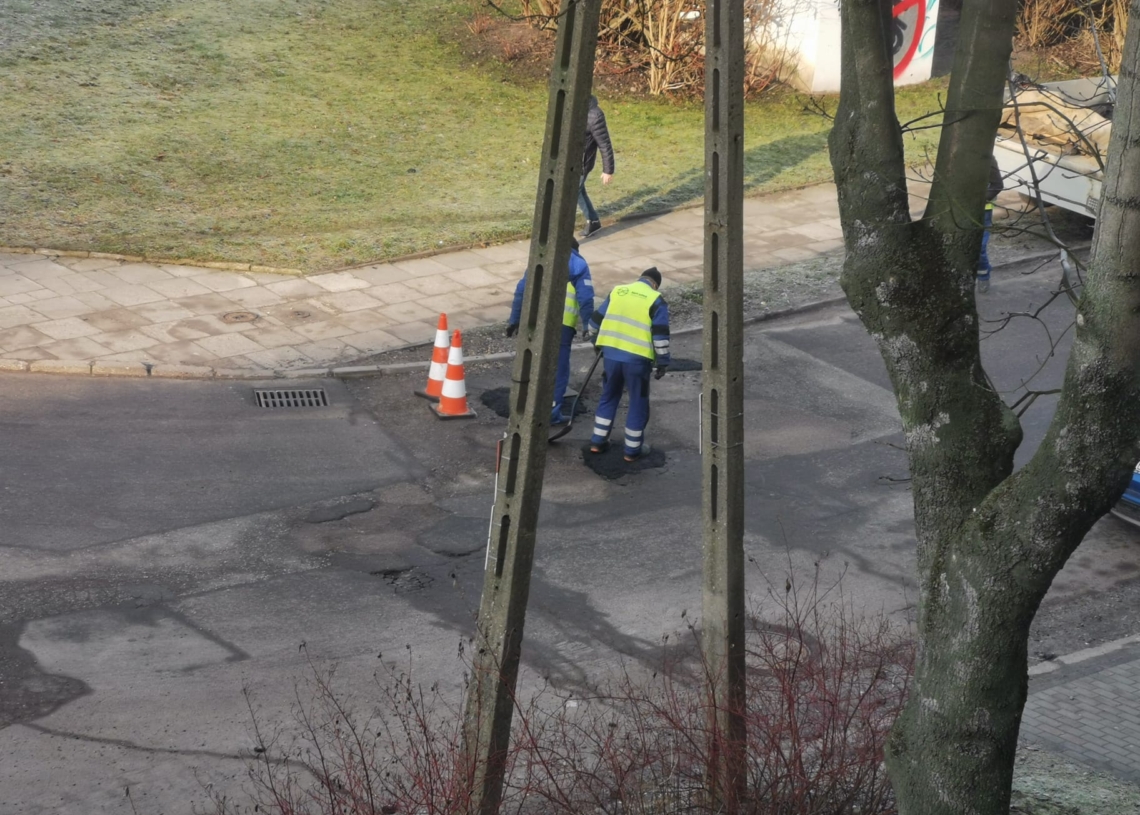 Dziury na Tuszyńskiej. Drogowcy łatali je przyklepując butami masę na zimno