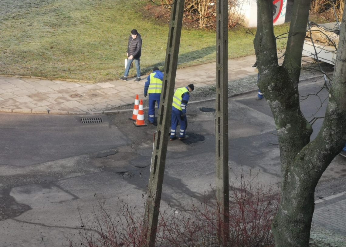 Dziury na Tuszyńskiej. Drogowcy łatali je przyklepując butami masę na zimno