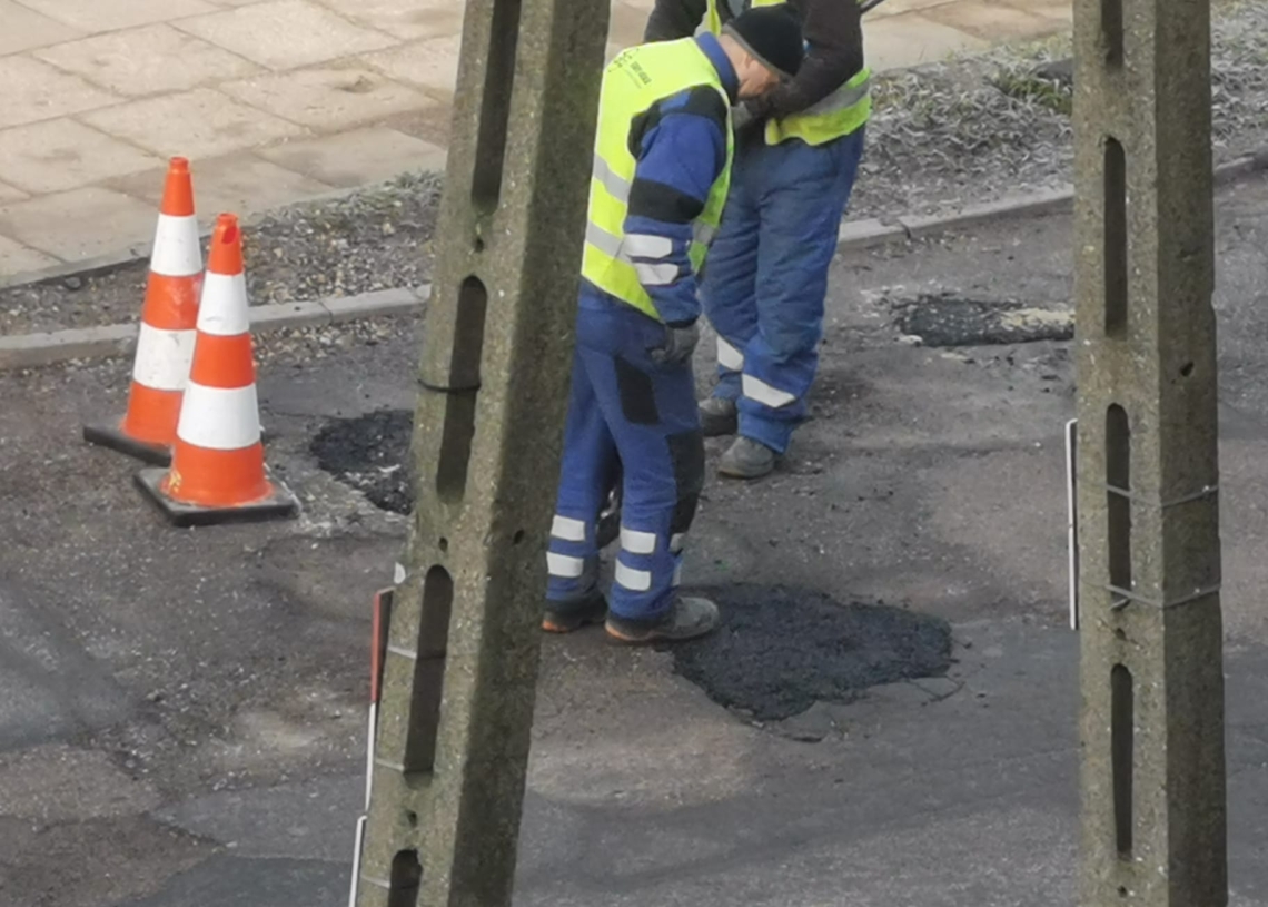 Dziury na Tuszyńskiej. Drogowcy łatali je przyklepując butami masę na zimno