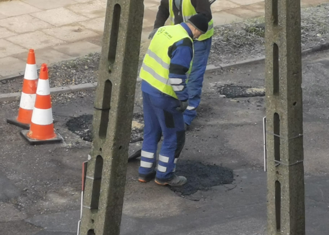 Dziury na Tuszyńskiej. Drogowcy łatali je przyklepując butami masę na zimno
