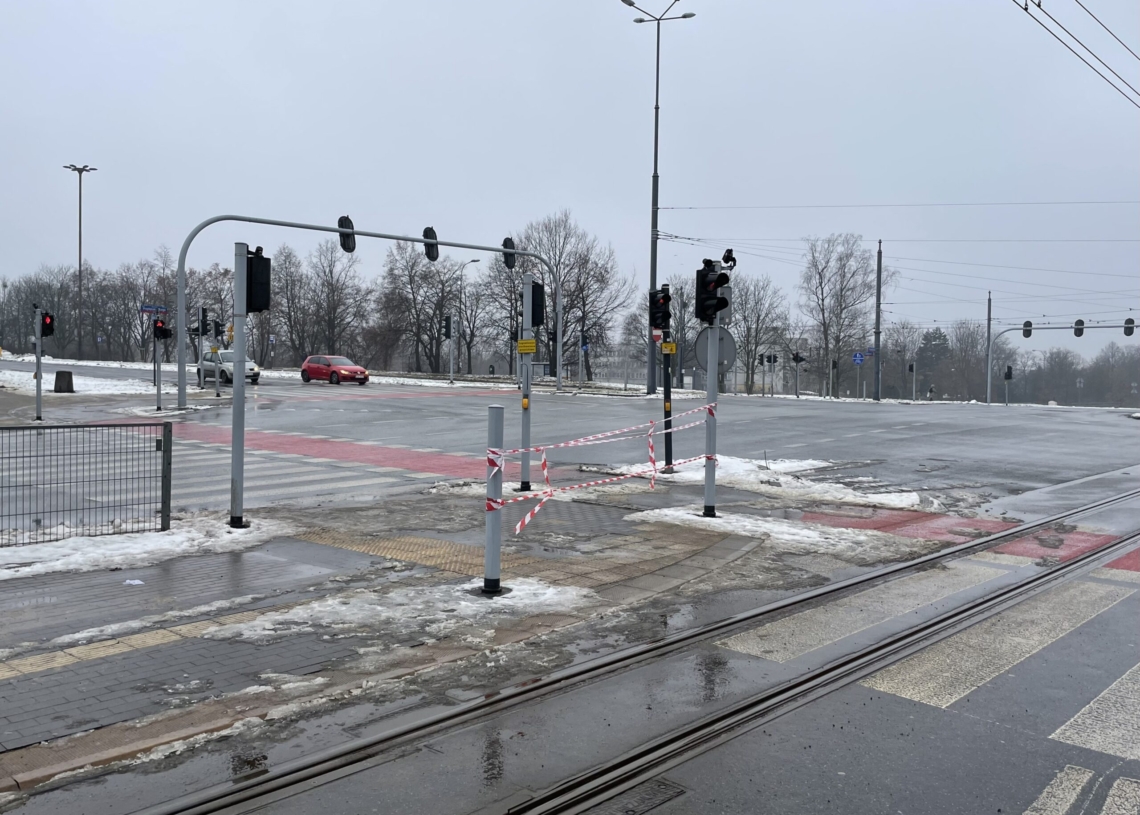 Wyrwy nie tylko na jezdniach. Zły stan nawierzchni jest przyczyną zawieszenia przystanku autobusowego [ZDJĘCIA]