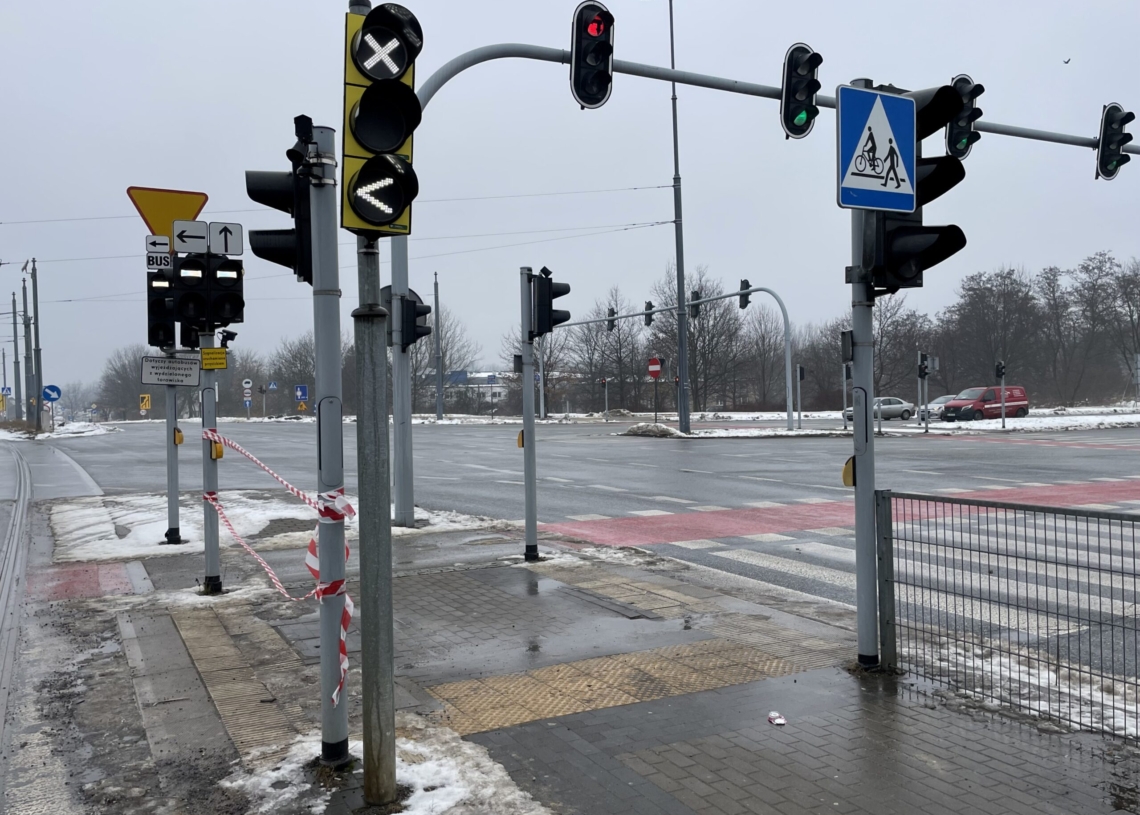 Wyrwy nie tylko na jezdniach. Zły stan nawierzchni jest przyczyną zawieszenia przystanku autobusowego [ZDJĘCIA]