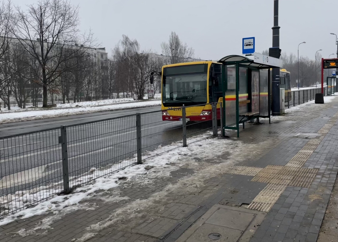 Wyrwy nie tylko na jezdniach. Zły stan nawierzchni jest przyczyną zawieszenia przystanku autobusowego [ZDJĘCIA]