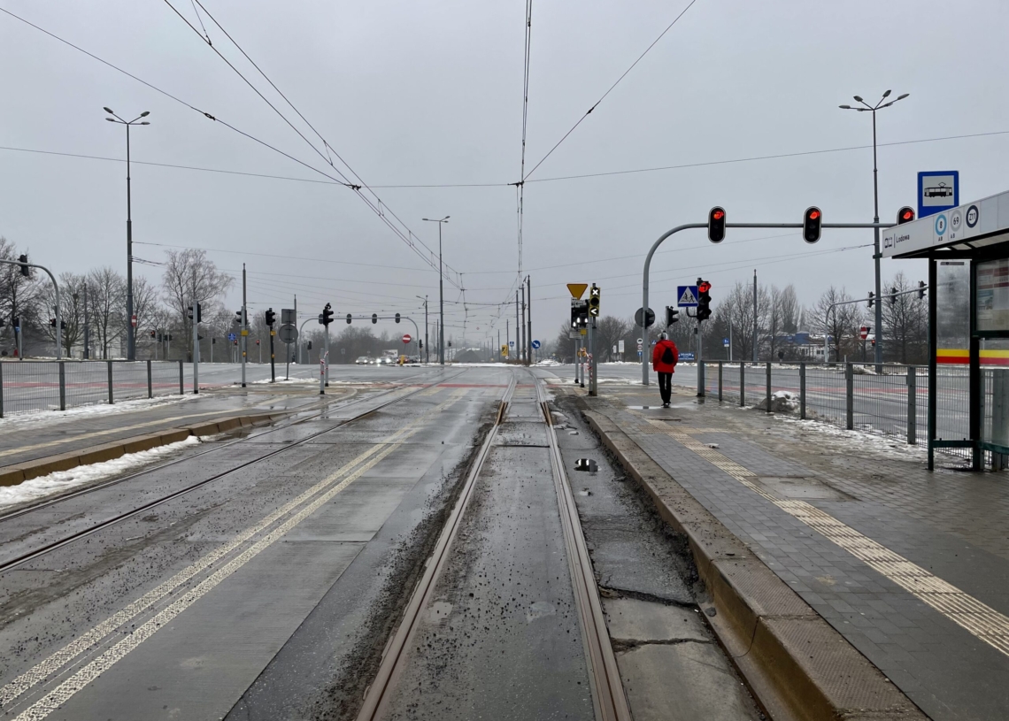 Wyrwy nie tylko na jezdniach. Zły stan nawierzchni jest przyczyną zawieszenia przystanku autobusowego [ZDJĘCIA]