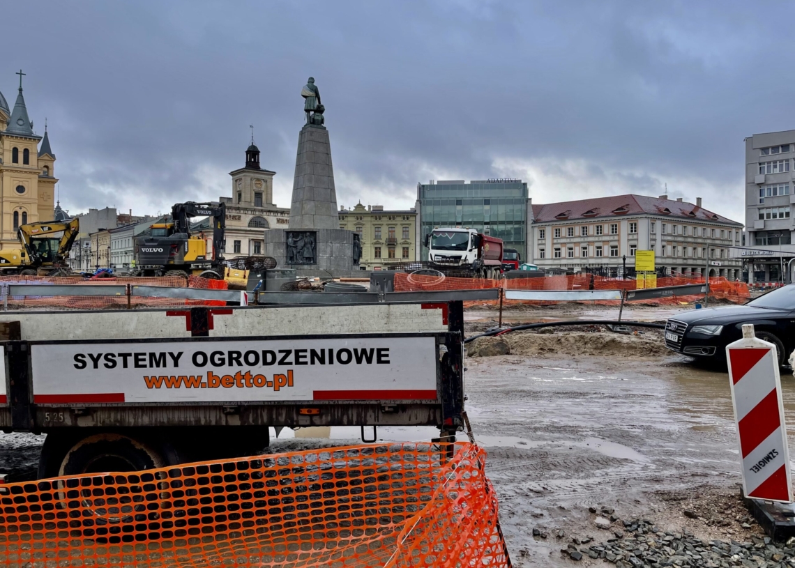Przebudowa pl. Wolności. Koniec inwestycji powinien nastąpić już za 7 miesięcy, ale termin przesunięto na koniec roku [ZDJĘCIA + WIDEO]