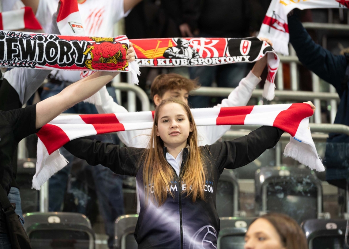 Doping kibiców ŁKS-u Commercecon Łódź w meczu z VakifBankiem Stambuł