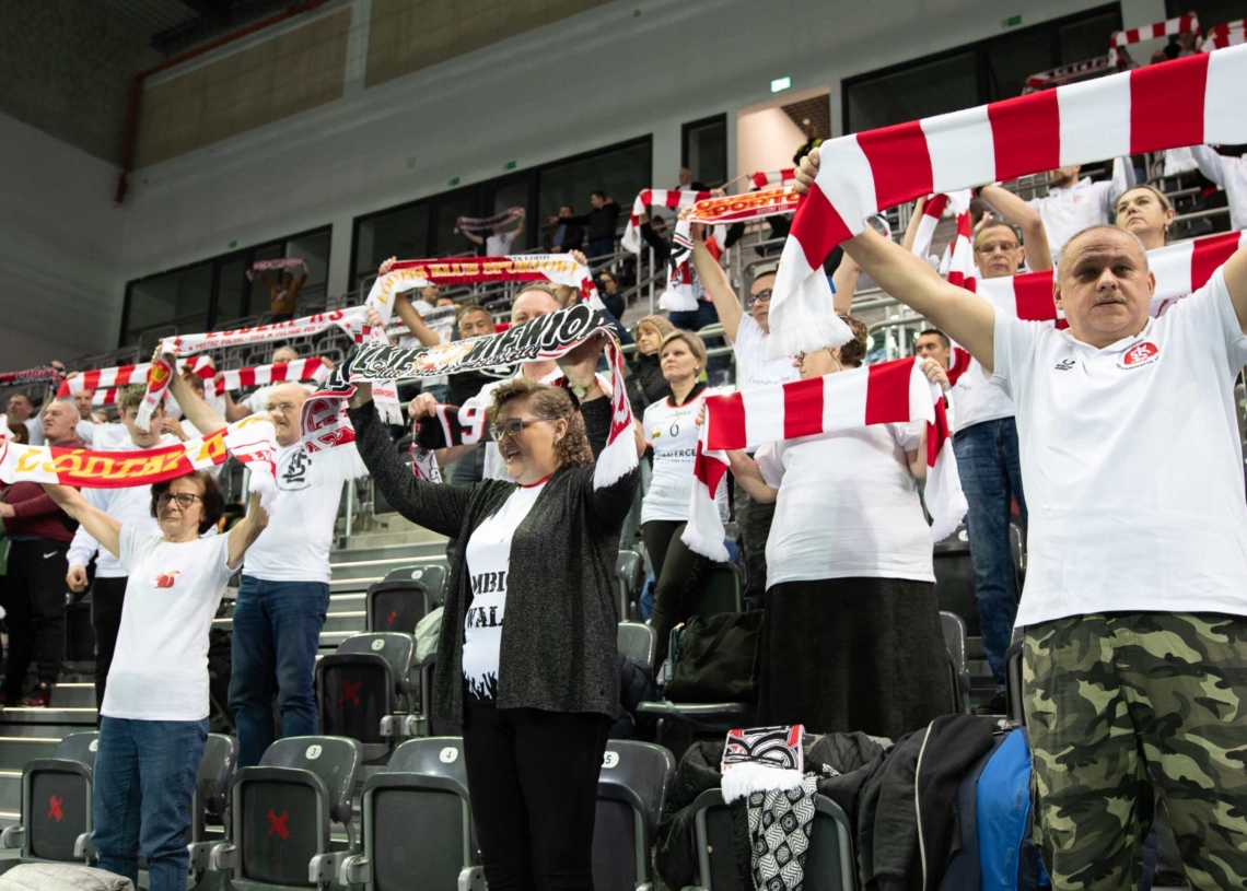 Doping kibiców ŁKS-u Commercecon Łódź w meczu z VakifBankiem Stambuł