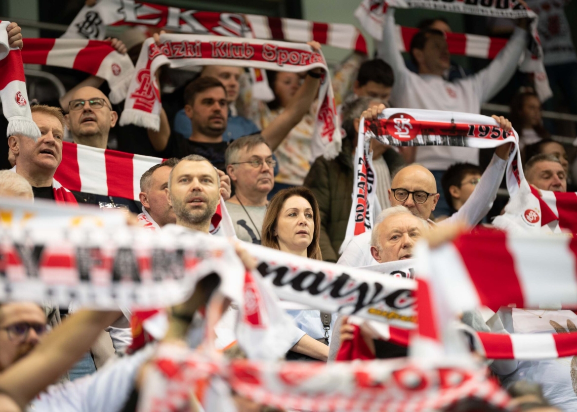 Doping kibiców ŁKS-u Commercecon Łódź w meczu z VakifBankiem Stambuł