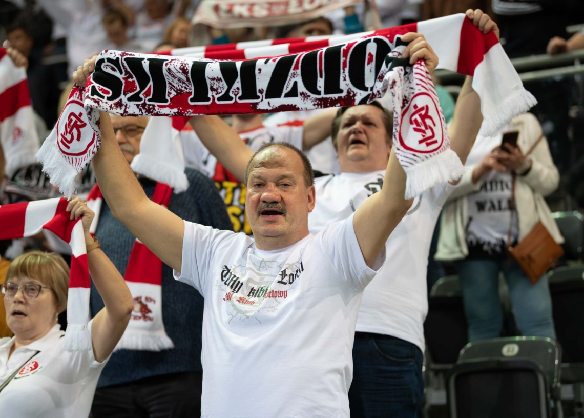 Doping kibiców ŁKS-u Commercecon Łódź w meczu z VakifBankiem Stambuł