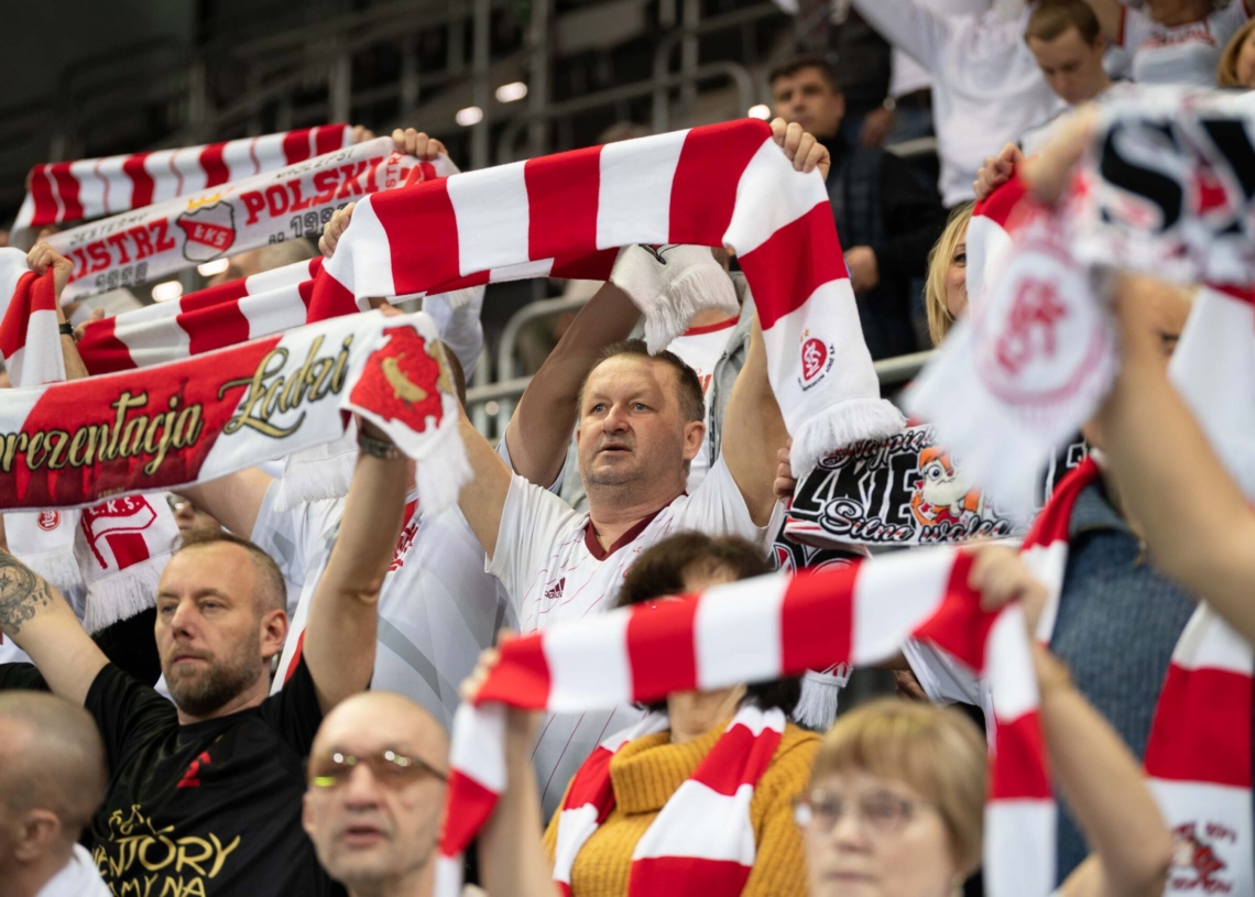 Doping kibiców ŁKS-u Commercecon Łódź w meczu z VakifBankiem Stambuł