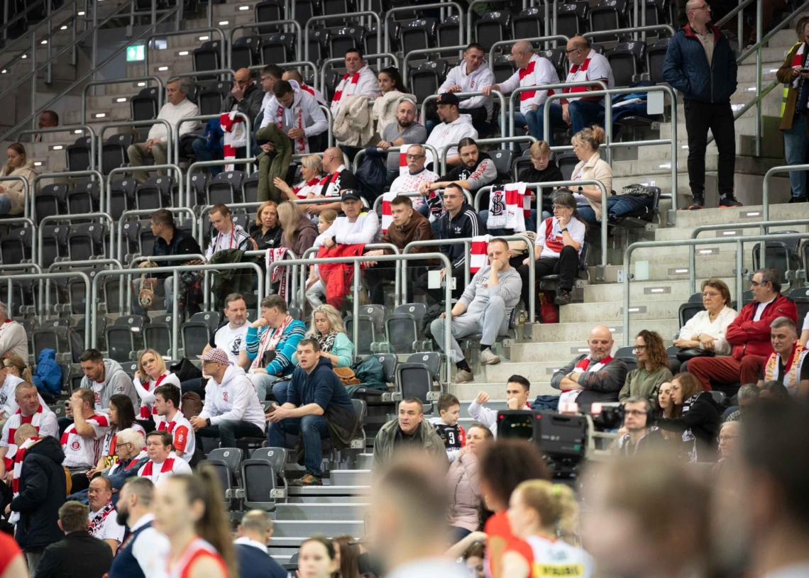 Doping kibiców ŁKS-u Commercecon Łódź w meczu z VakifBankiem Stambuł