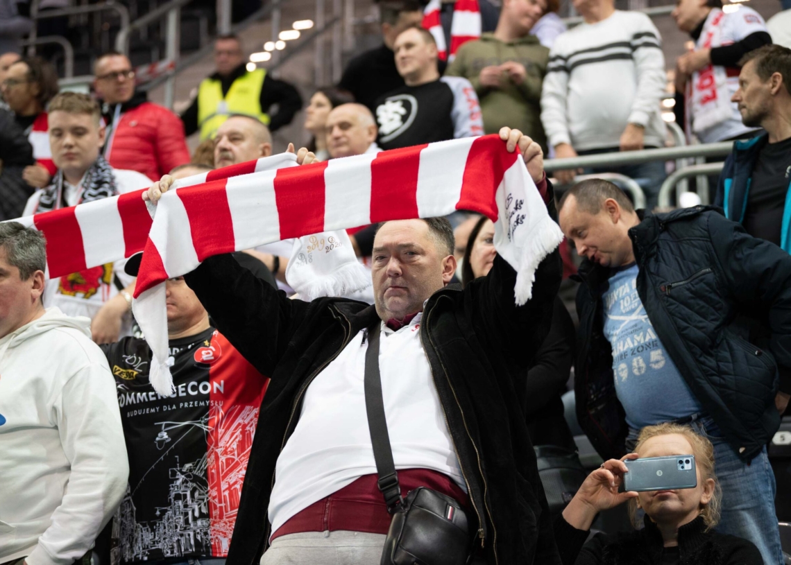 Doping kibiców ŁKS-u Commercecon Łódź w meczu z VakifBankiem Stambuł