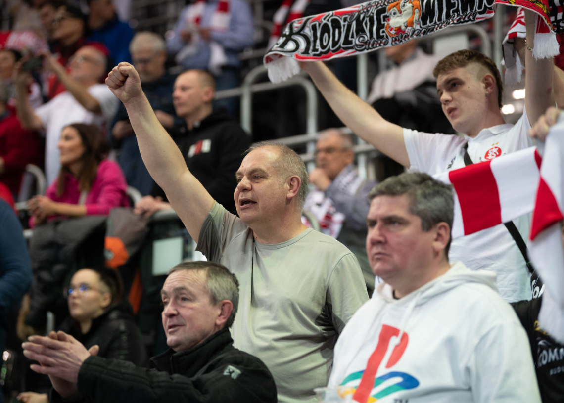 Doping kibiców ŁKS-u Commercecon Łódź w meczu z VakifBankiem Stambuł