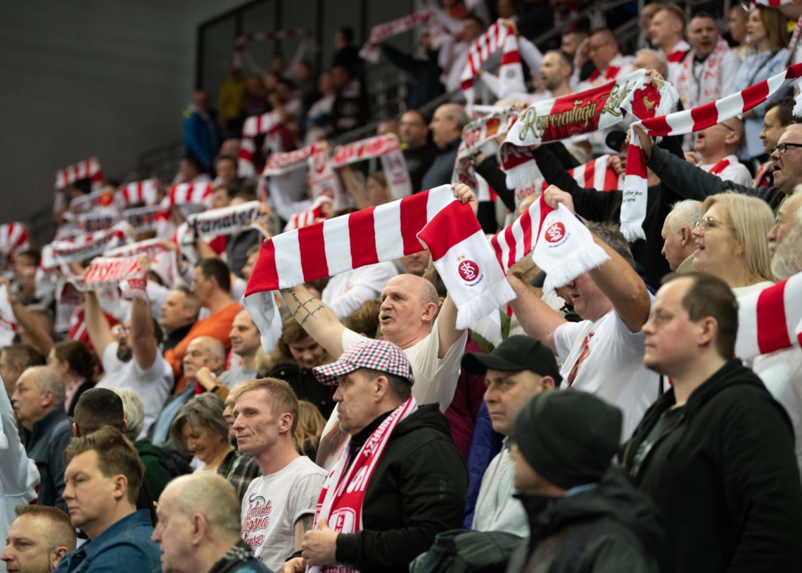 Doping kibiców ŁKS-u Commercecon Łódź w meczu z VakifBankiem Stambuł