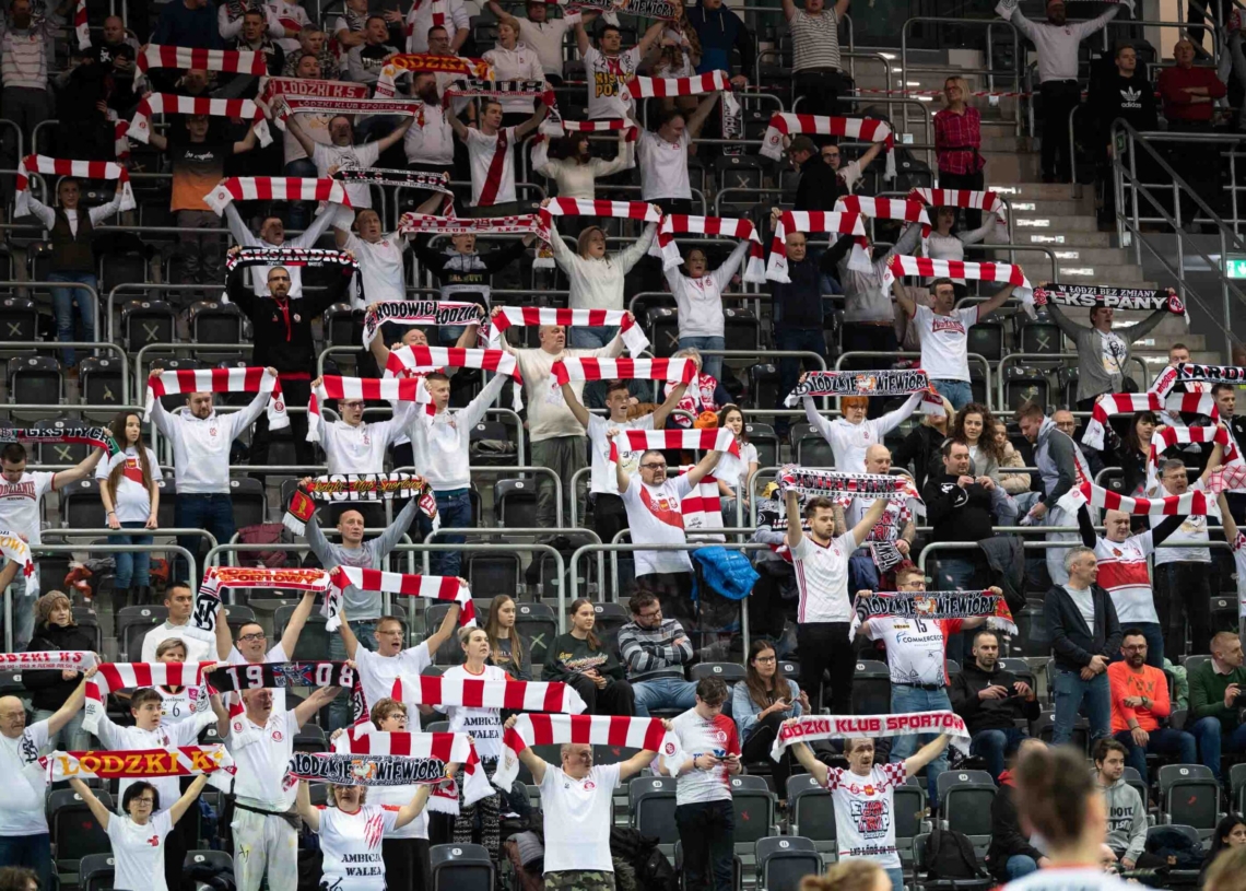 Doping kibiców ŁKS-u Commercecon Łódź w meczu z VakifBankiem Stambuł