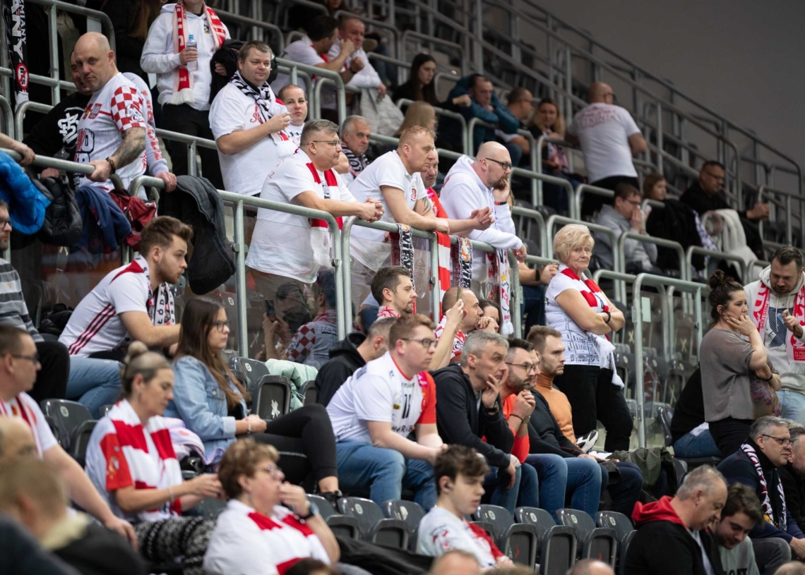 Doping kibiców ŁKS-u Commercecon Łódź w meczu z VakifBankiem Stambuł