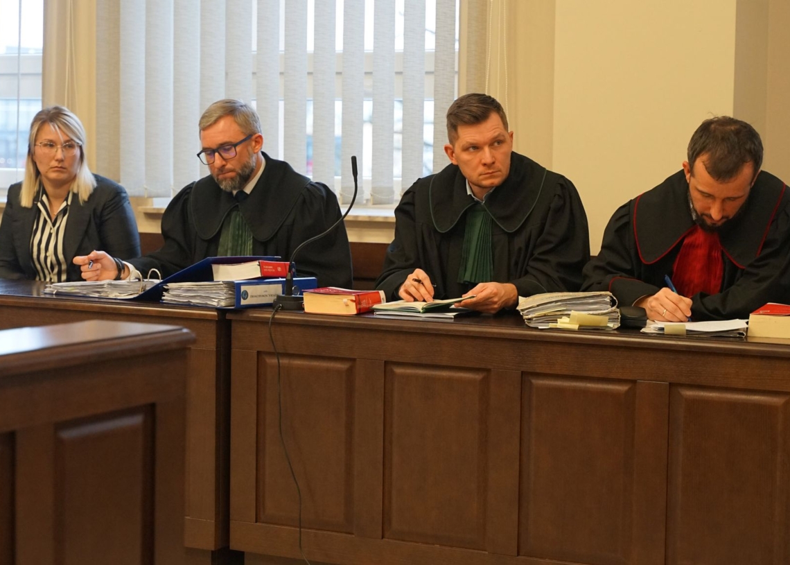 Trumny na kółkach. Adwokat Paweł Kozanecki miał stanąć przed sądem, ale rozprawę odroczono