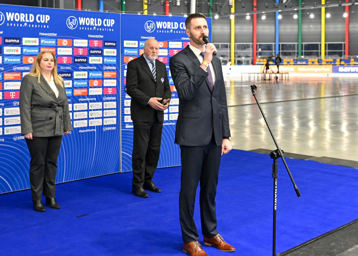 Pierwszy dzień Pucharu Świata panczenistów w tomaszowskiej Arenie Lodowej