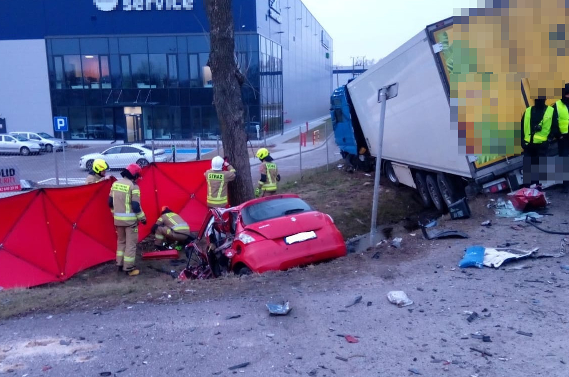 Śmiertelny wypadek pod Strykowem. Zderzenie dwóch pojazdów na skrzyżowaniu A2 z DK14 1 Śmiertelny wypadek pod Strykowem