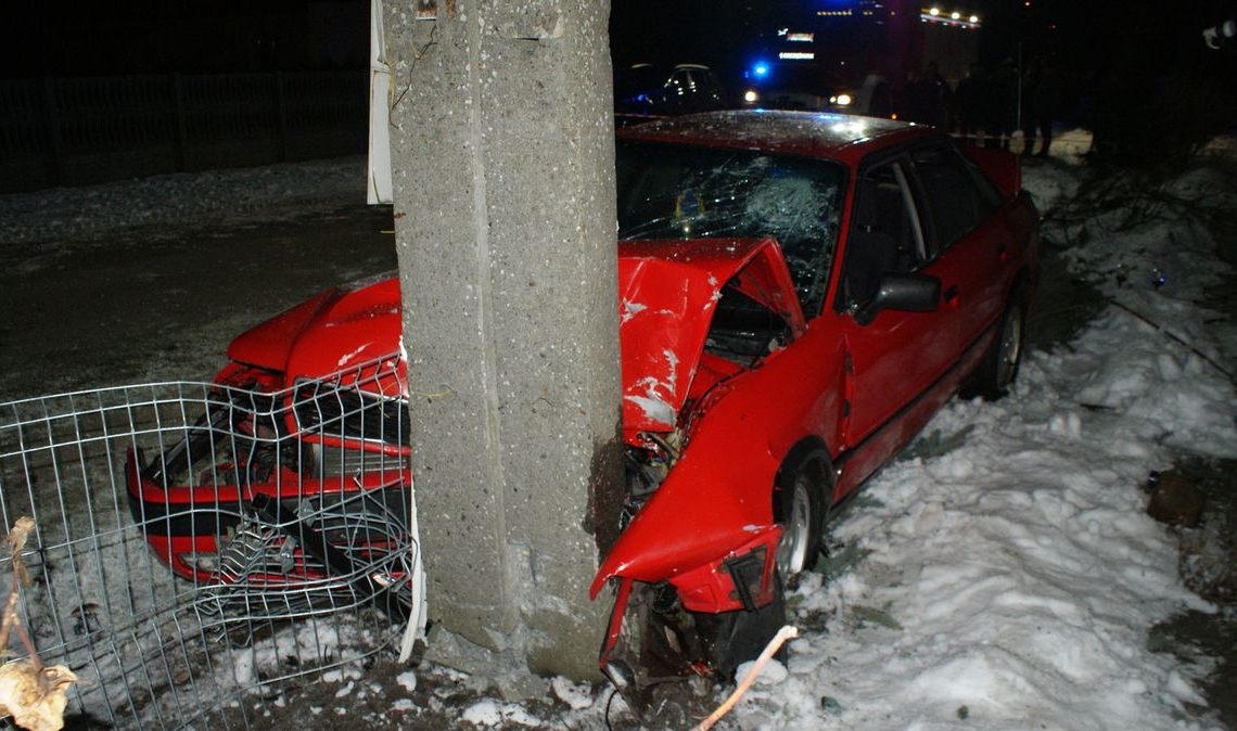 Audi rozbite na słupie w Daszynie. 34-letni kierowca uciekł z miejsca wypadku 1 Audi rozbite na słupie w Daszynie