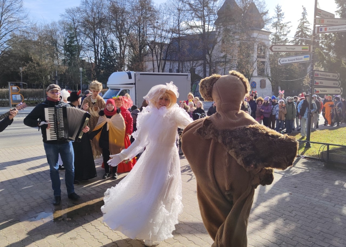 Ostatki w Łódzkiem - korowód w Bełchatowie