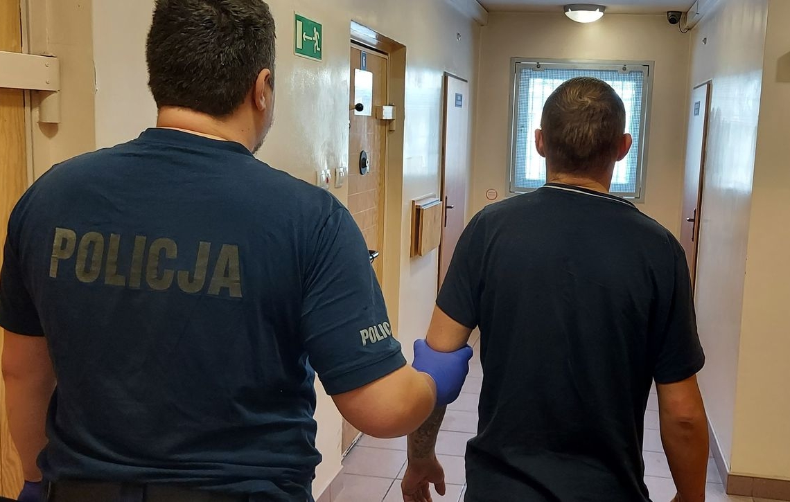37-latek chciał zniszczyć grób teściowej. Płyta nagrobna przygniotła mu nogę 1 Pabianice: zięć chciał zniszczyć grób teściowej