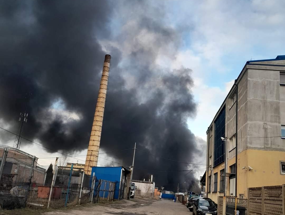 Piotrków: pożar śmieci i opon