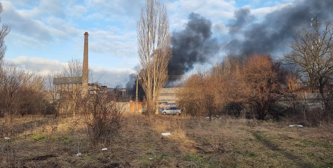 Piotrków: pożar śmieci i opon