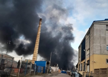 Piotrków: pożar śmieci i opon