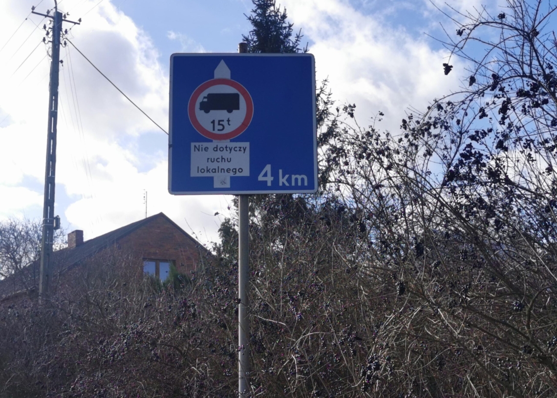 TIR-y rozjeżdżają lokalne drogi w gminie Błaszki