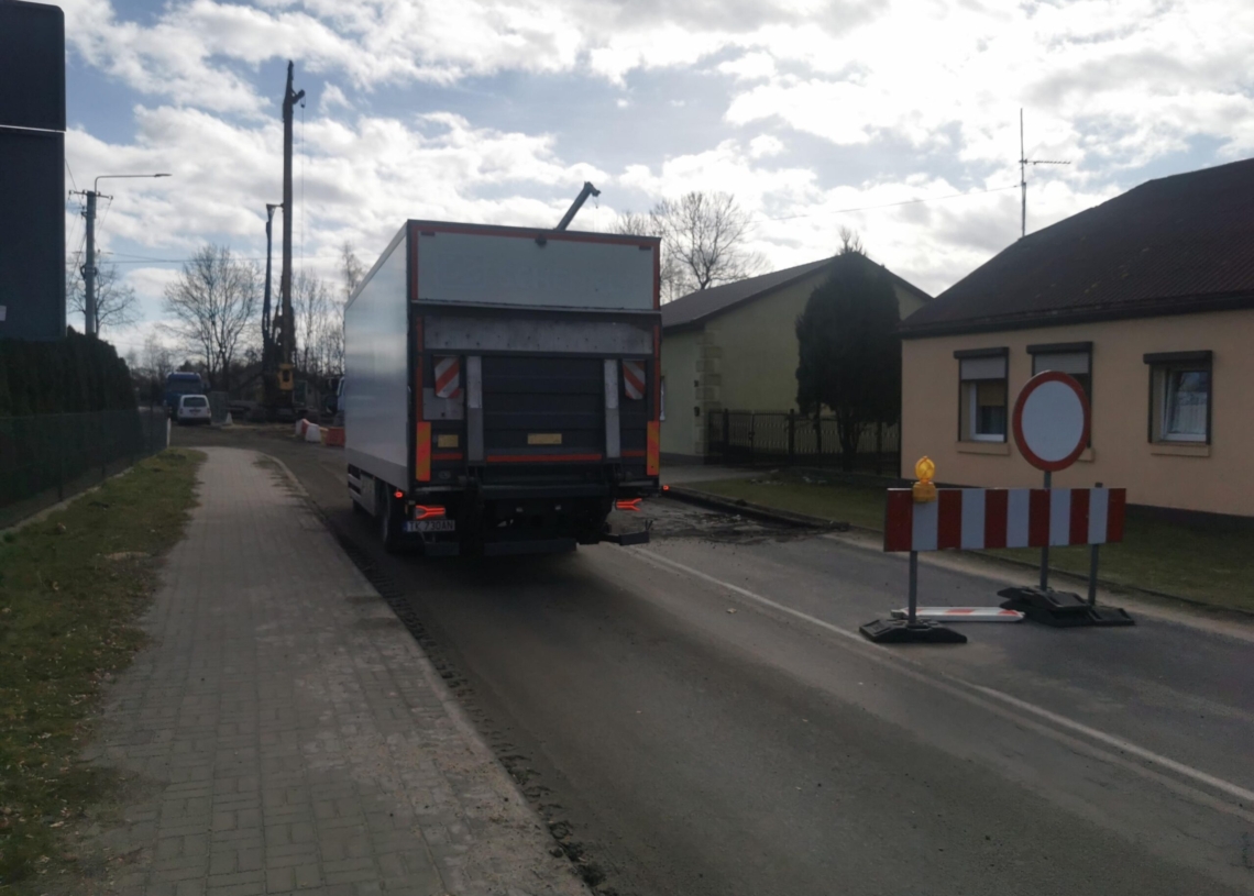 TIR-y rozjeżdżają lokalne drogi w gminie Błaszki