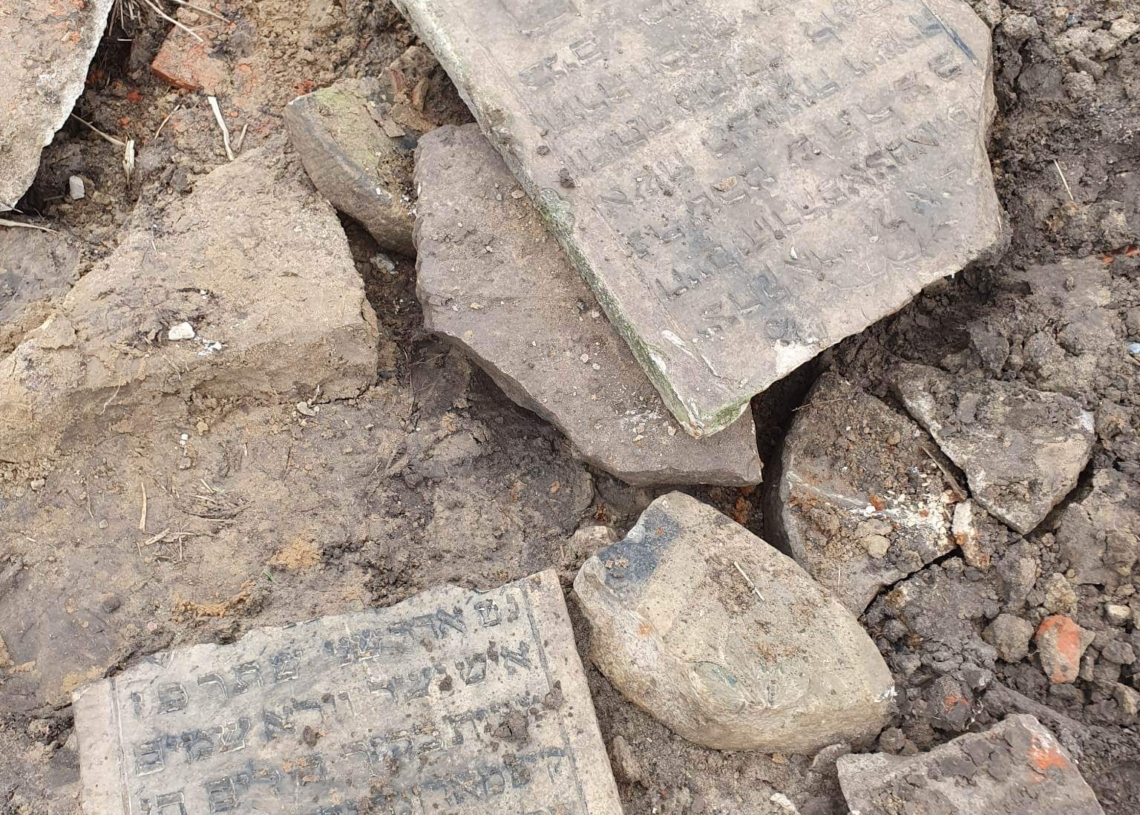 Przebudowa drogi z Błaszek do Maciszewic wstrzymana. Archeolodzy badają macewy, które wykorzystano jako umocnienie przepustu drogowego