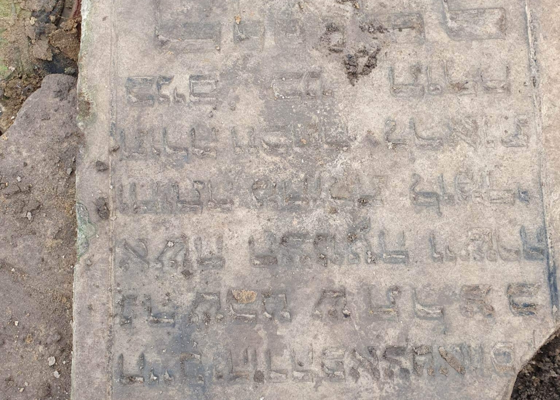 Przebudowa drogi z Błaszek do Maciszewic wstrzymana. Archeolodzy badają macewy, które wykorzystano jako umocnienie przepustu drogowego