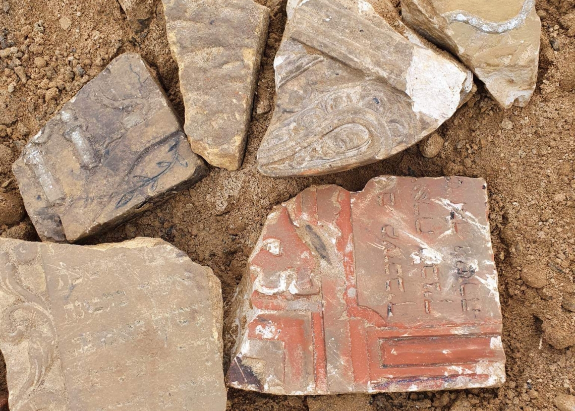 Przebudowa drogi z Błaszek do Maciszewic wstrzymana. Archeolodzy badają macewy, które wykorzystano jako umocnienie przepustu drogowego