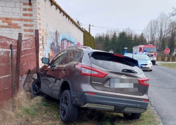 70-latek wjechał samochodem w budynek gospodarczy. Wypadek w m. Drużbice-Kolonia