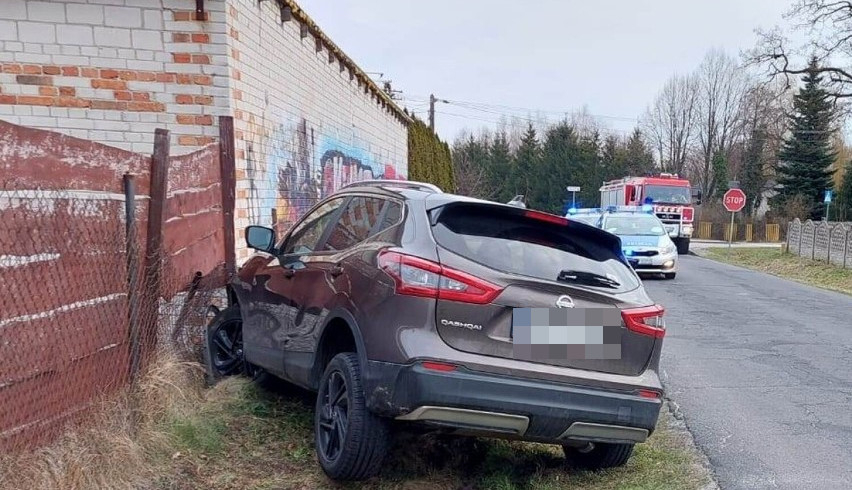 70-latek wjechał samochodem w budynek gospodarczy. Śmiertelny wypadek w gminie Drużbice 1 70-latek wjechał samochodem w budynek gospodarczy. Wypadek w m. Drużbice-Kolonia