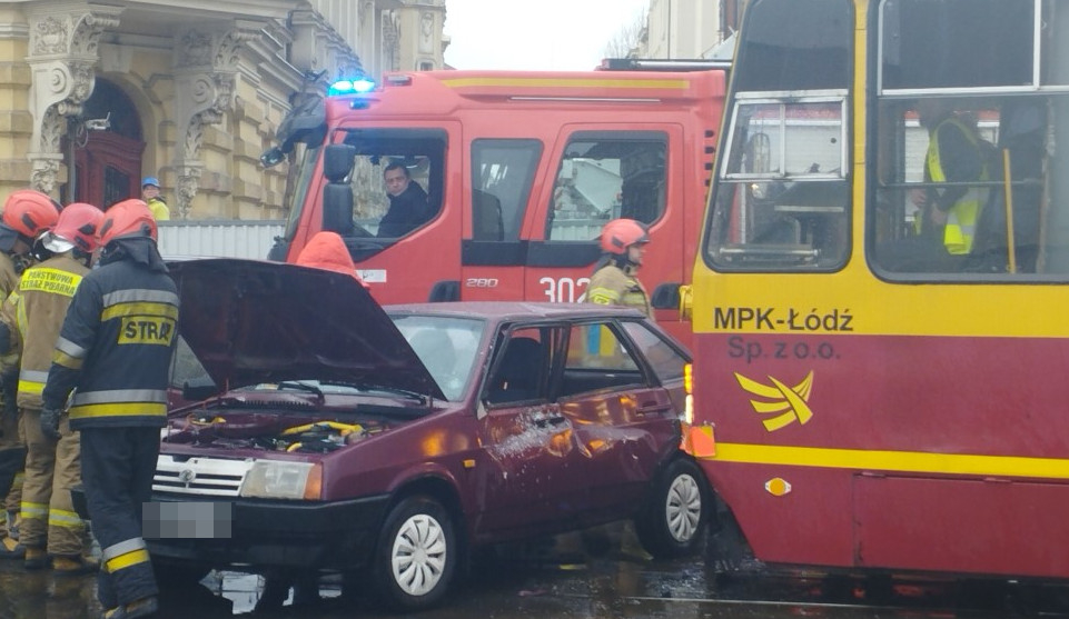 Wypadek na Zachodniej w Łodzi. Zderzenie osobówki z tramwajem linii 7 1 Wypadek na Zachodniej