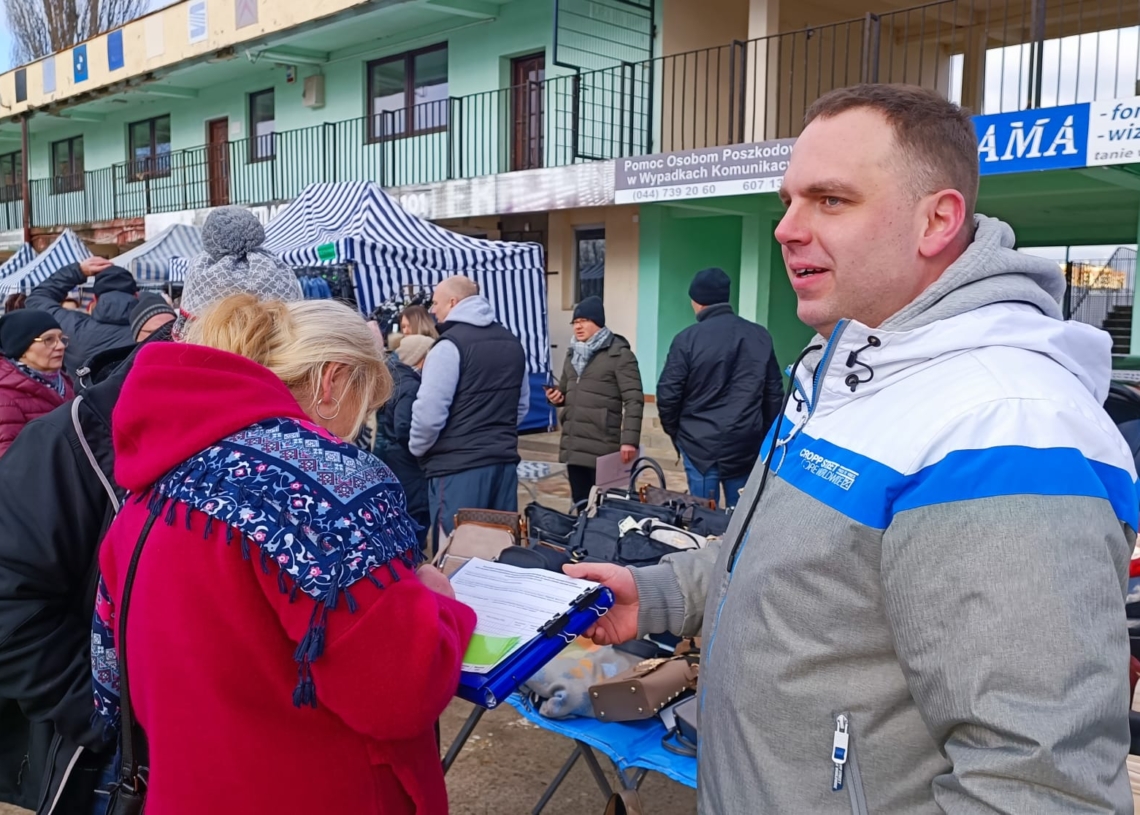 Zbieranie podpisów na bazarze w Piotrkowie ws. referendum.