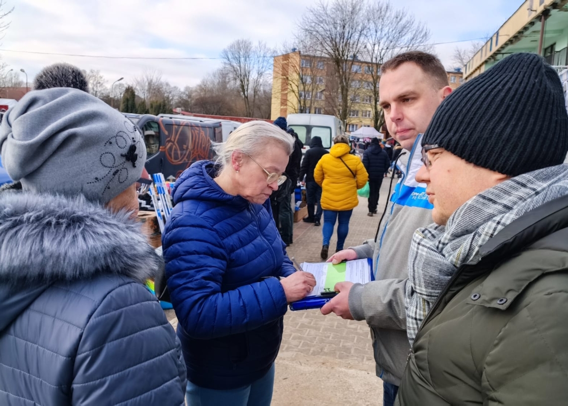 Zbieranie podpisów na bazarze w Piotrkowie ws. referendum.