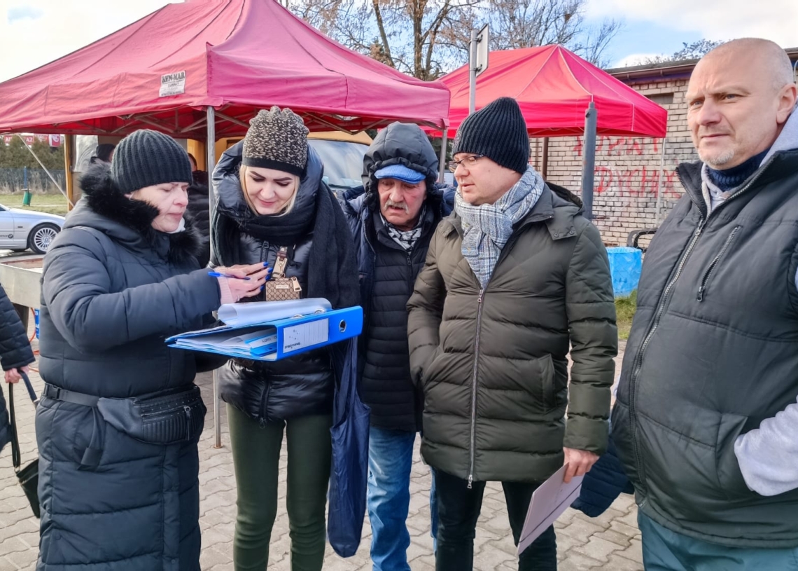 Zbieranie podpisów na bazarze w Piotrkowie ws. referendum.