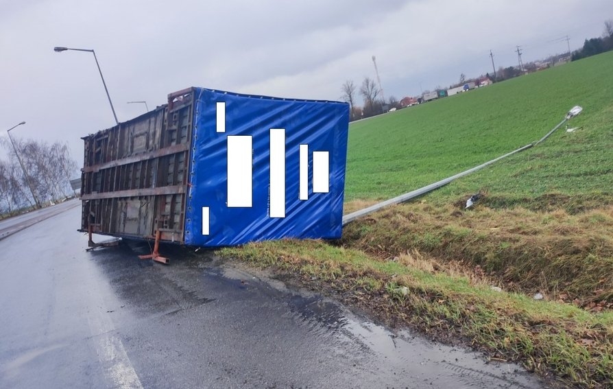 Zgubił kontener w Walichnowach. Niecodzienne zdarzenie na skrzyżowaniu DK74 z DW482 1 Zgubił kontener w Walichnowach