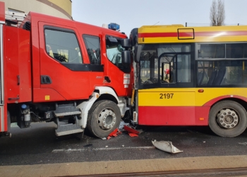 Wypadek na Przybyszewskiego w Łodzi. Wóz strażacki zderzył się z autobusem MPK