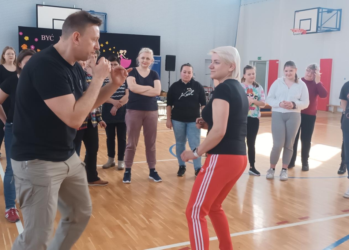 Kurs samoobrony dla pań. Policyjny Dzień Kobiet w Rawie Mazowieckiej