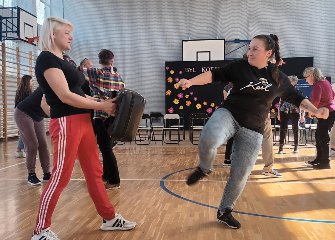 Kurs samoobrony dla pań. Policyjny Dzień Kobiet w Rawie Mazowieckiej