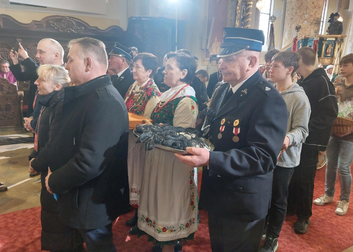 Bazylikę Mniejszą w Sieradzu ustanowiono dzisiaj Sanktuarium św. Józefa [ZDJĘCIA]