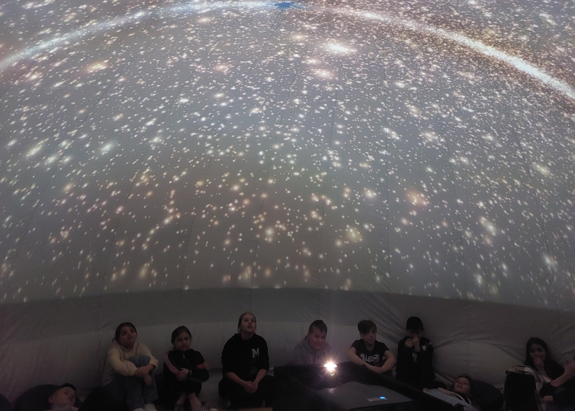 Mobilne planetarium Centrum Nauki Kopernik dotarło do Galewic [ZDJĘCIA]